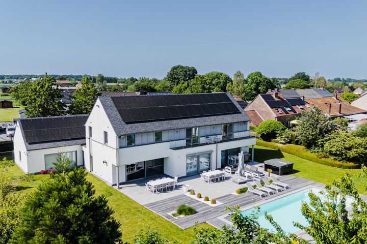 Villa 4 façades avec piscine à Sars-la-Bruyère